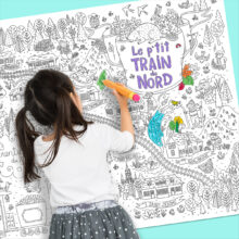 Activité de coloriage géant sur le p’tit train du Nord, illustré par Isabelle Charbonneau, avec un garçon et une fille qui colorent l’affiche.