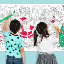 Calendrier de l’Avent à colorier, illustré par Isabelle Charbonneau, avec un garçon et une fille qui colorent l’affiche remplie de lutins et du père Noël.