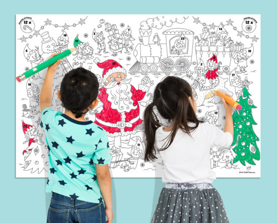 Calendrier de l’Avent à colorier, illustré par Isabelle Charbonneau, avec un garçon et une fille qui colorent l’affiche remplie de lutins et du père Noël.