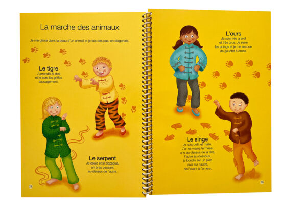 Page tirée de «Mon premier livre de tai chi» qui représente des techniques illustrées par Isabelle Charbonneau et inspirées de la marche des animaux comme le tigre, le serpent, l’ours et le singe.