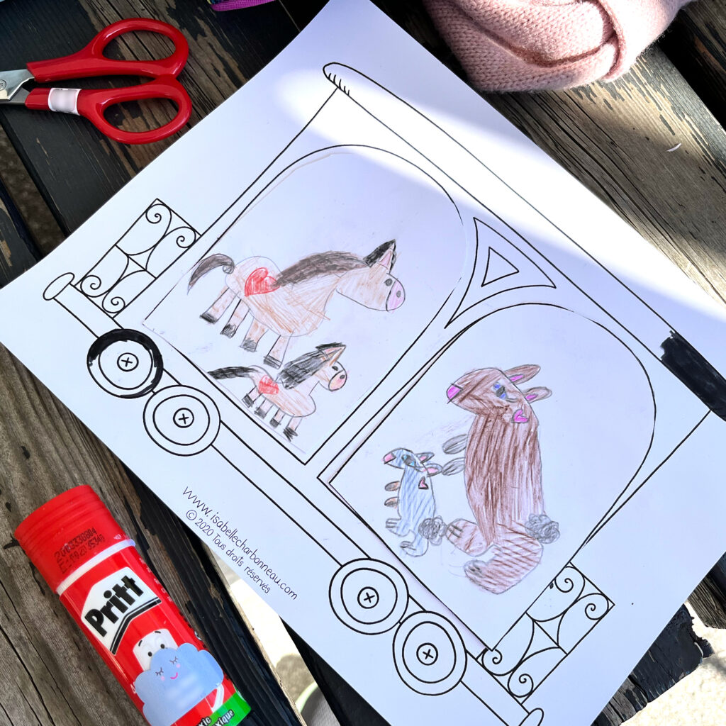 Dessin d'enfant de chevaux à plat sur une table avec un tube de colle et des ciseaux.