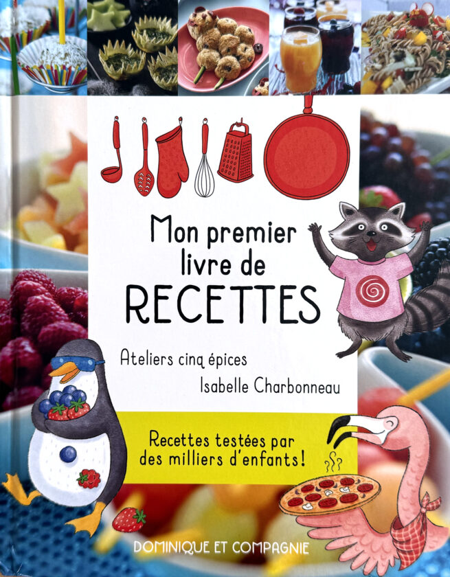 Couverture du livre «Mon premier livre de recettes» avec des photos de plats et des illustrations d’un pingouin transportant des baies, d’un raton-laveur et d’un flamant rose tenant une pizza.