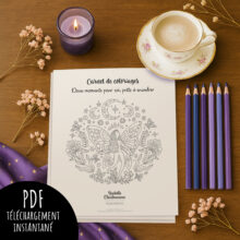 Coloriage d'Isabelle Charbonneau sur une table avec des crayons de couleurs violets, une tasse de café, une chandelle, des fleurs séchées et un foulard étoilé.
