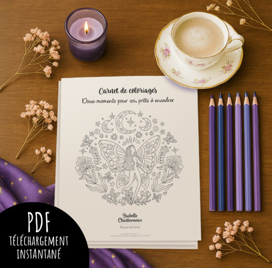Coloriage d'Isabelle Charbonneau sur une table avec des crayons de couleurs violets, une tasse de café, une chandelle, des fleurs séchées et un foulard étoilé.